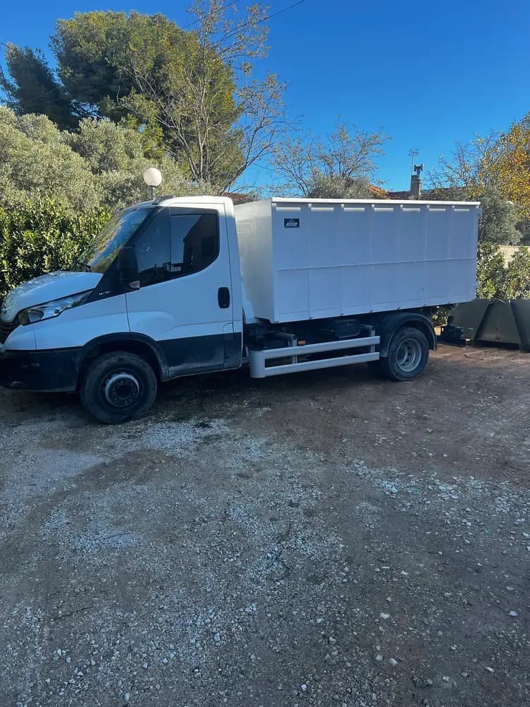 Camion benne LTP Location — vue 1
